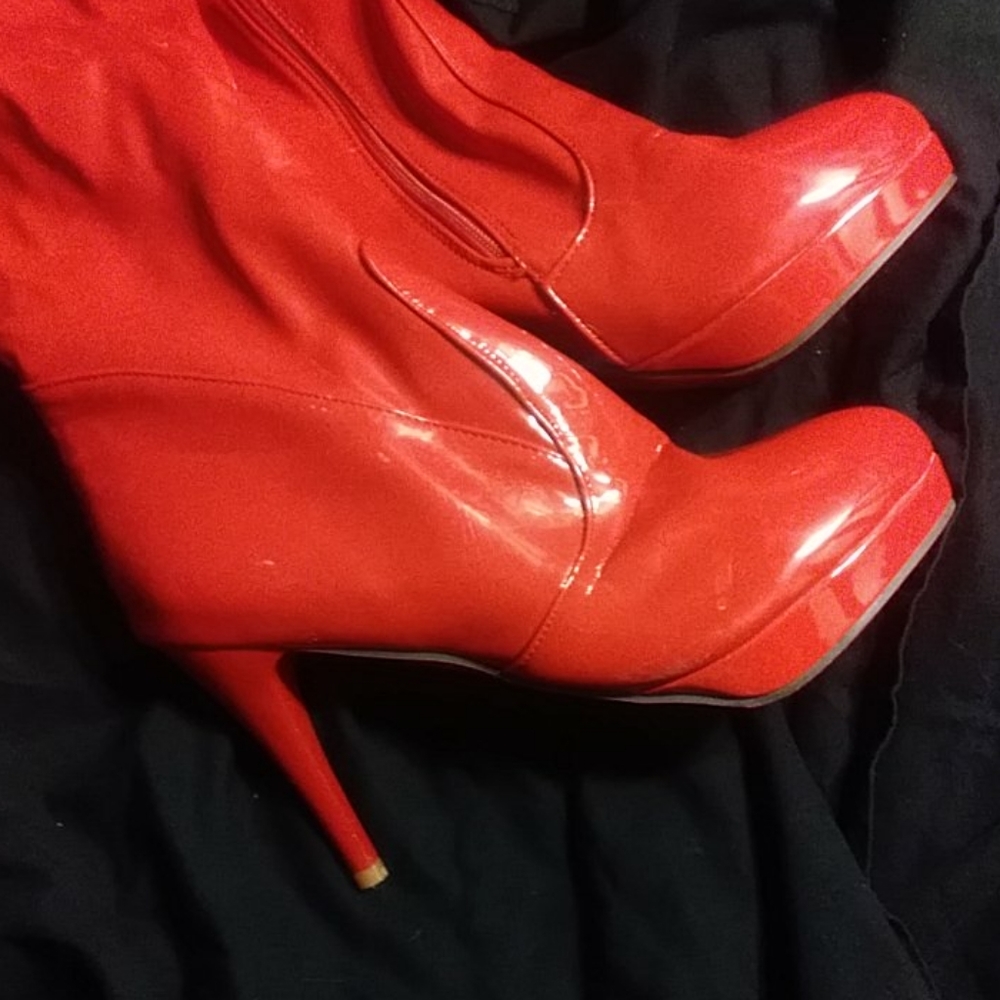 Red boots - Picture 2 of 4
